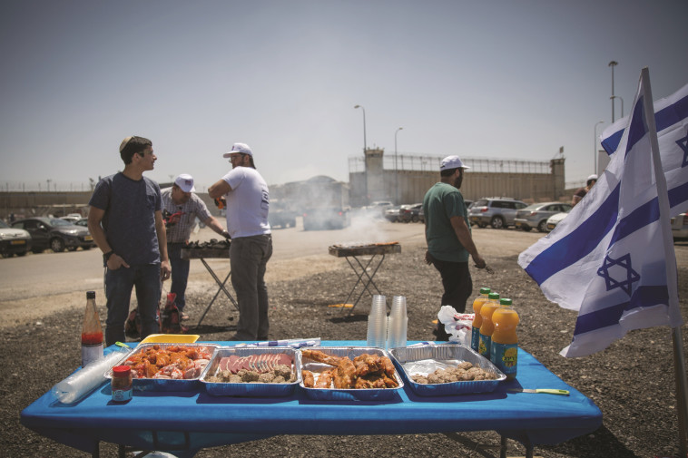 מנגל ביום העצמאות. הפעם נחגוג בבתים (צילום: הדס פרוש, פלאש 90)