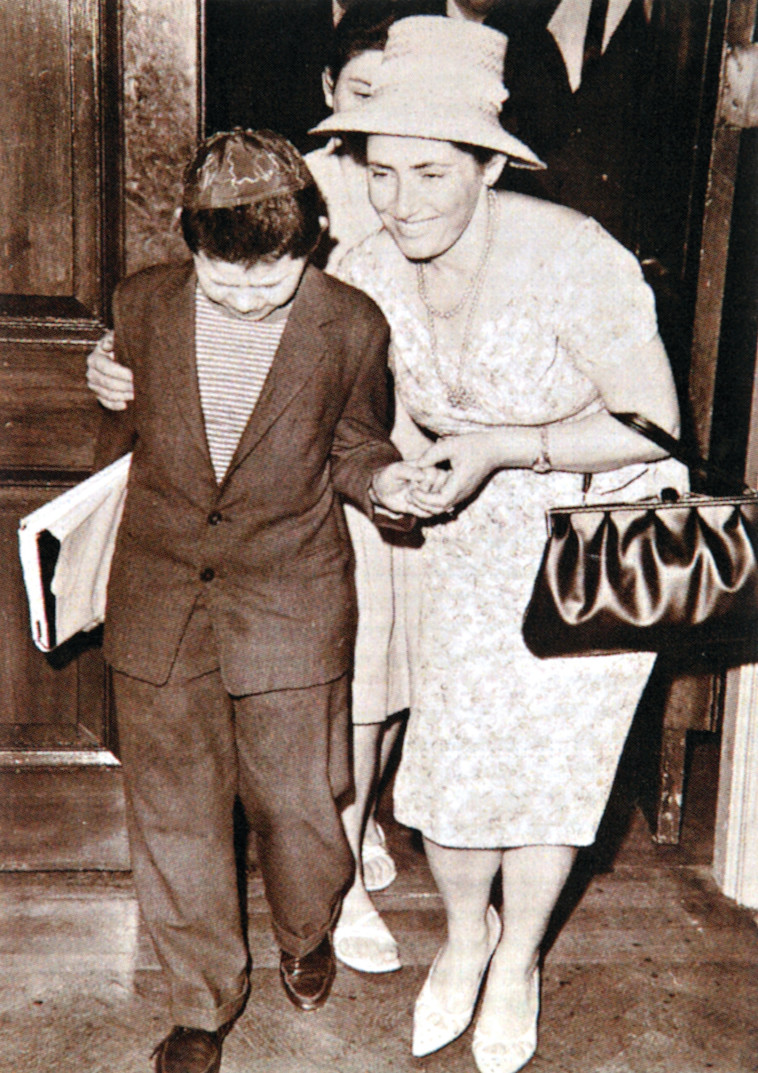 "הפרשה הביאה צער עמוק למשפחתי". שוכמכר עם אמו, 1962, צילום: רדיו טלגרפי