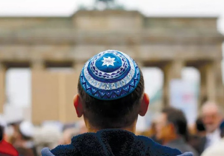  יהודי עם כיפה לפני מחאה נגד אנטישמיות ברלין, 2014. צילום: רויטרס 