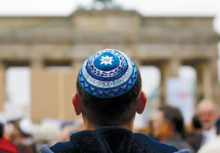 יהודי עם כיפה לפני מחאה נגד אנטישמיות ברלין, 2014. צילום: רויטרס