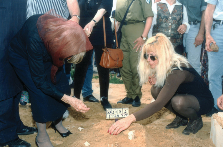 לילי אבידן (מימין) על קברו של דוד אבידן. צלם: משה שי 