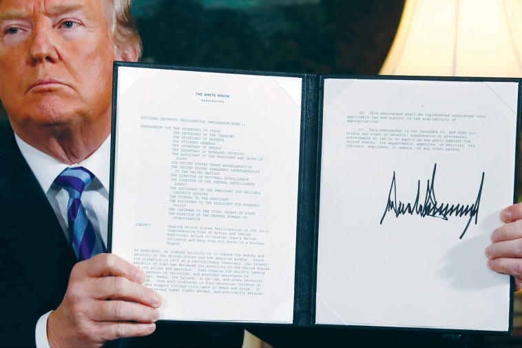 טראמפ מציג את החלטת הפרישה מהסכם הגרעין (צילום: רויטרס)