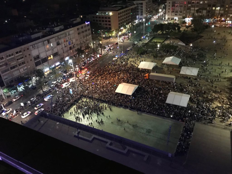 אלפים בכיכר רבין לאחר הזכייה אמש. צילום: אבשלום ששוני 