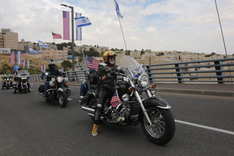 אופנוענים עם דגלי ארה"ב. צילום: מרק ישראל סלם