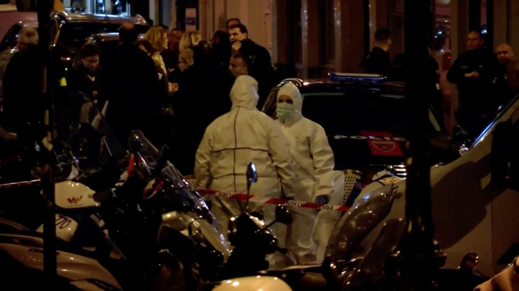 עובדי זיהוי פלילי בזירת הפיגוע בפריז. צילום: רויטרס