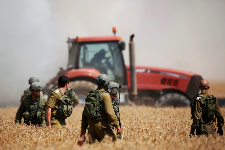 חיילי צה''ל סמוך לגדר המערכת