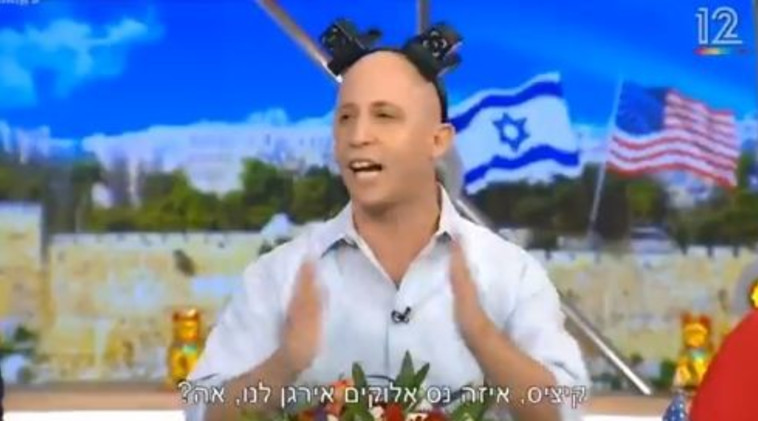 ערן זרחוביץ' בדמות בנט עם תפילין בדמוי קוקיות. צילום מסך