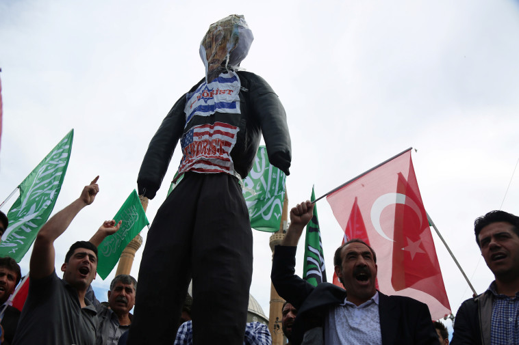 מפגינים בטורקיה נגד ישראל (צילום: רויטרס)