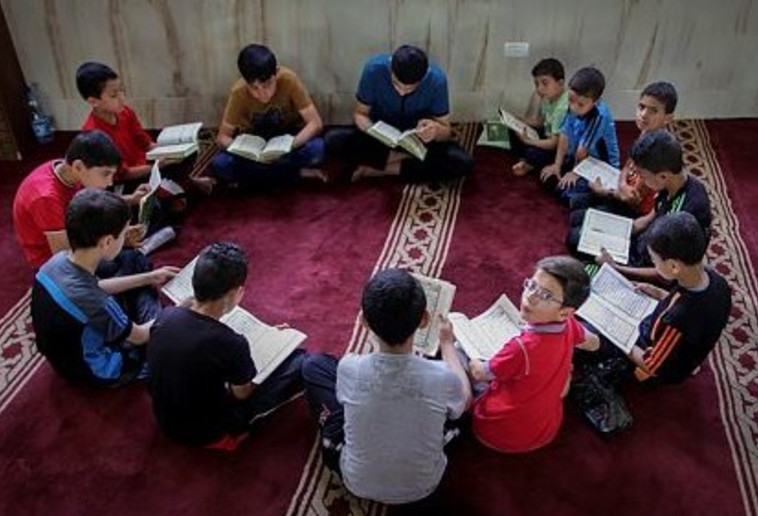 קוראים בקוראן כבר מגיל צעיר. צילום: פלאש 90