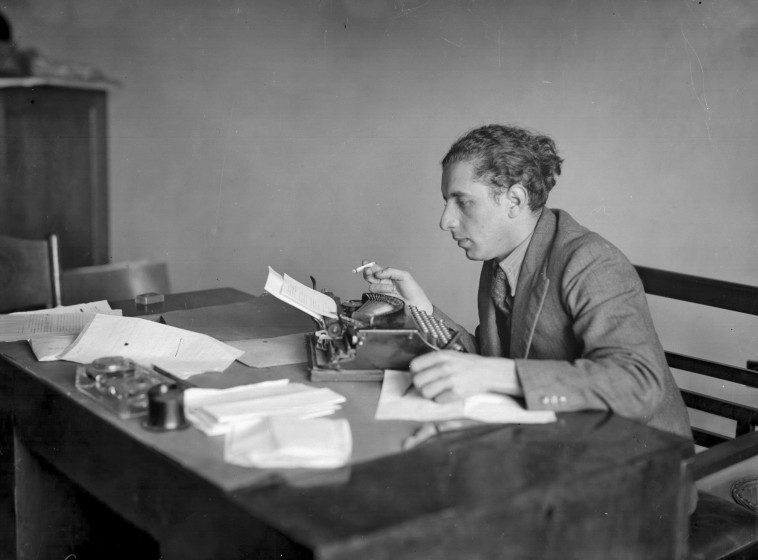 נתן אלתרמן בחדר העבודה