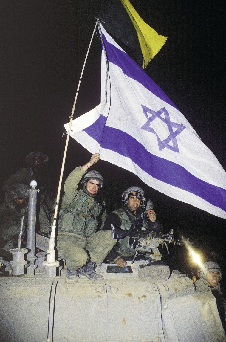 לוחמי צה''ל יוצאים מלבנון