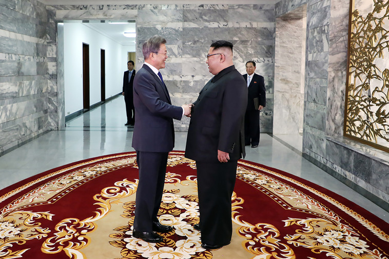 קים ג'ונג און ומון ג'יאה אין. צילום: AFP