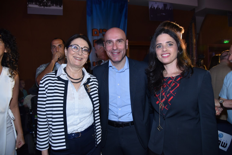 אפי נוה עם איילת שקד ואסתר חיות. חלק מהחשדות נדחקו הצידה. צילום: פוטו מרסלו