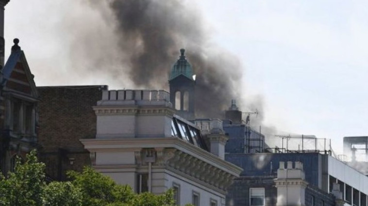 השריפה במלון במרכז לונדון. צילום מסך: טוויטר