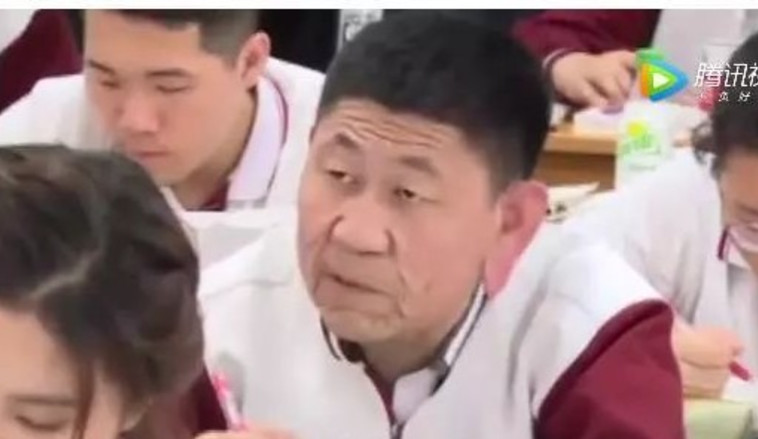 נראה קשיש בהרבה מבני כיתתו בשל מחלה מסתורית. צ'יאו קואי