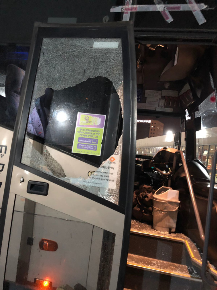 האוטובוס שהותקף בנגב. צילום: מטרופולין