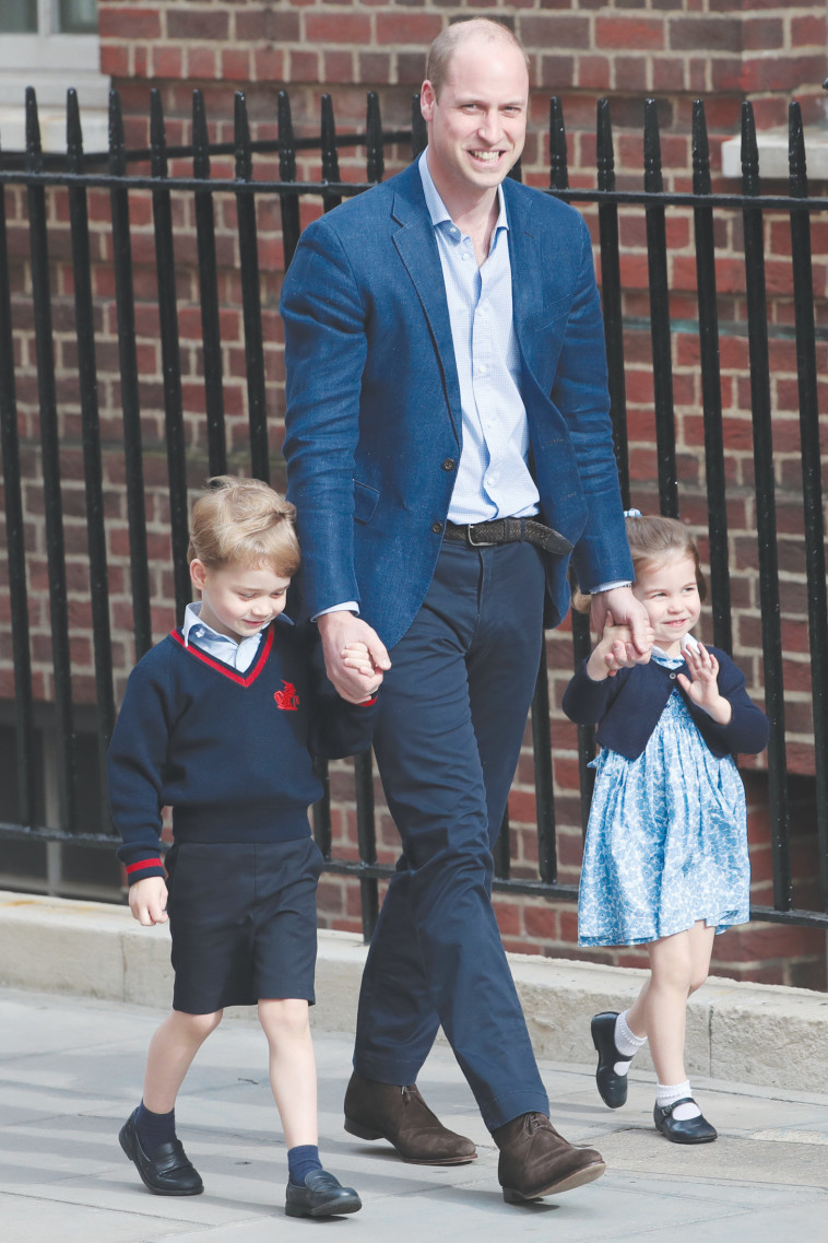 הנסיך וויליאם עם ילדיו, ג'ורג' ושרלוט. צילום: AFP