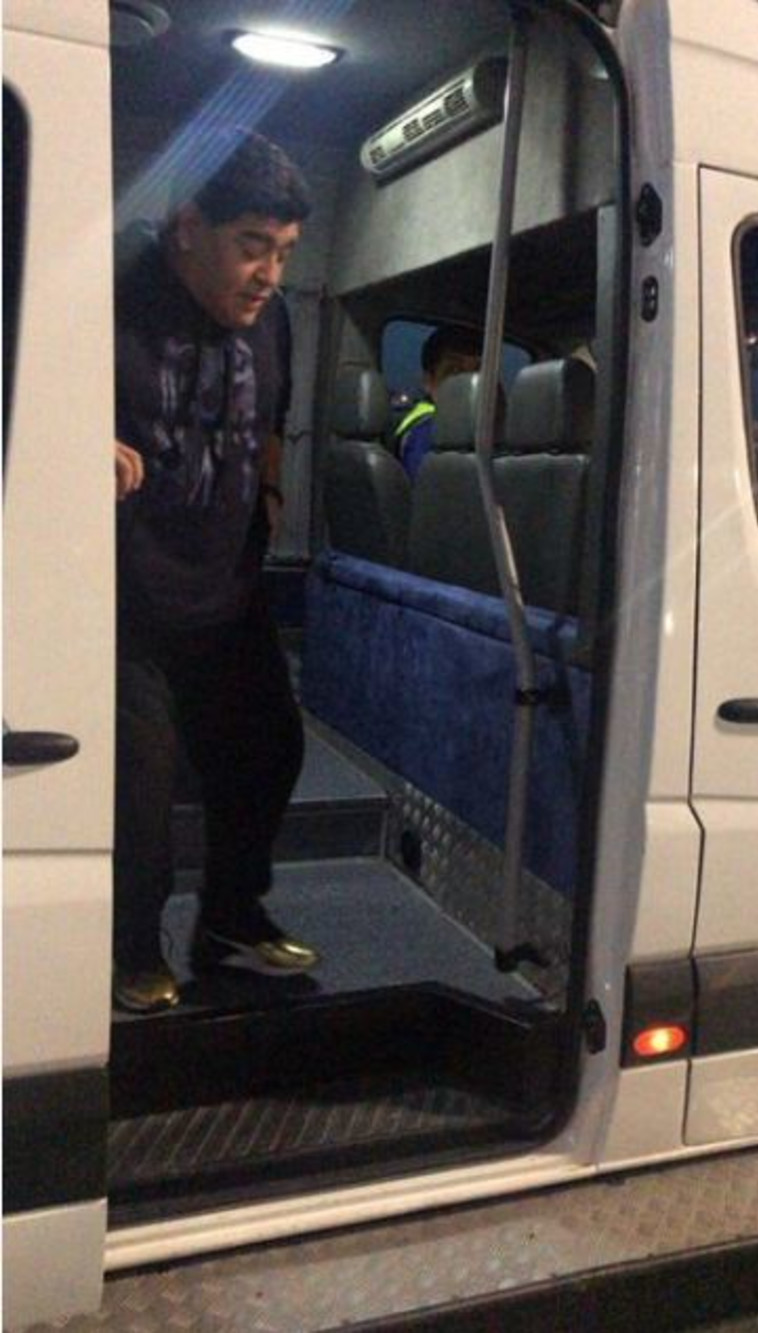 מראדונה מטופל על ידי פרמדיקים