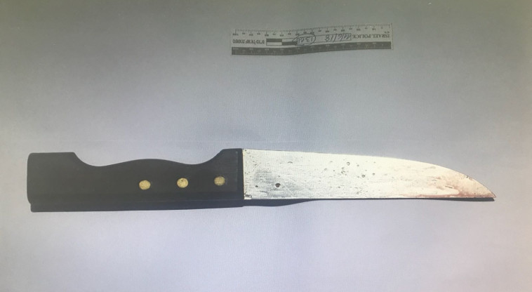 הסכין שנמצאה בזירה. צילום: דוברות המשטרה 