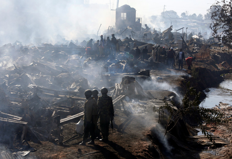 כוחות ההצלה באתר השריפה בניירובי. צילום: רויטרס