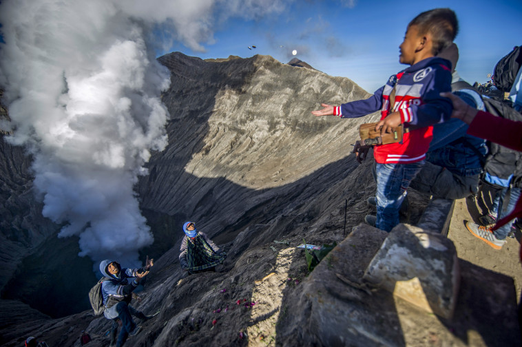 הטקס בהר הגעש ברומו שבאינדונזיה. צילום: AFP