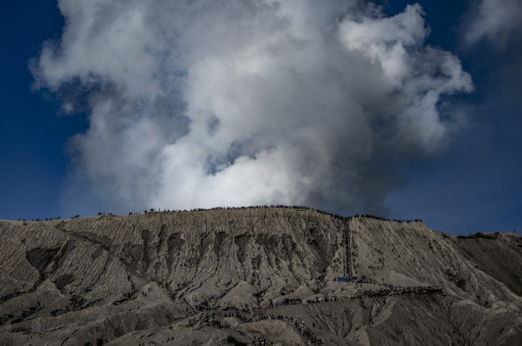 הטקס בהר הגעש ברומו שבאינדונזיה. צילום: AFP
