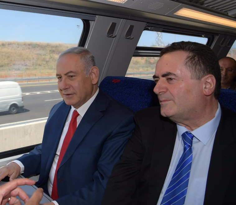 מאשימים את ניסנקורן. ישראל כ&quot;ץ ובנימין נתניהו ברכבת. צילום: עמוס בן גרשום, לע&quot;מ