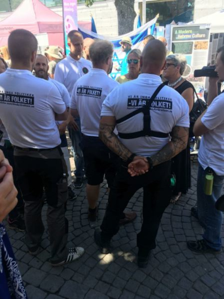 חברי הארגון הנאו-נאצי לפני שהתקיפו את כריסטינה טולדנו. צילום: מיכל כהן 