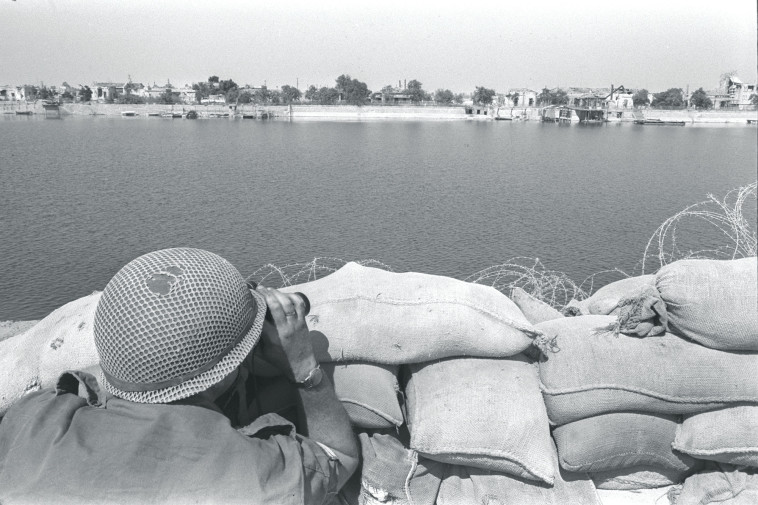 Their observation in the Suez Canal, 1970, archive (Photo: Moshe Milner, GPO)