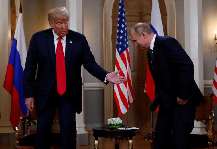 טראמפ ופוטין לוחצים ידיים לפני הפסגה. צילום: רויטרס 