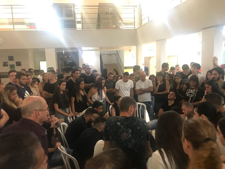 "כולם הגיעו להתאחד". תלמידים מתאספים בתיכון גולדה בפתח תקווה