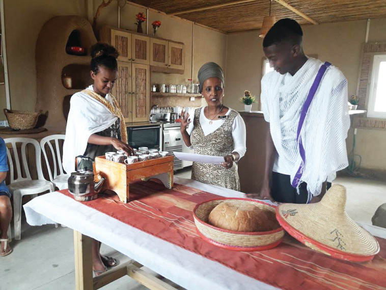 עובדים בכפר החקלאי. צילום: גאולה הדראי 