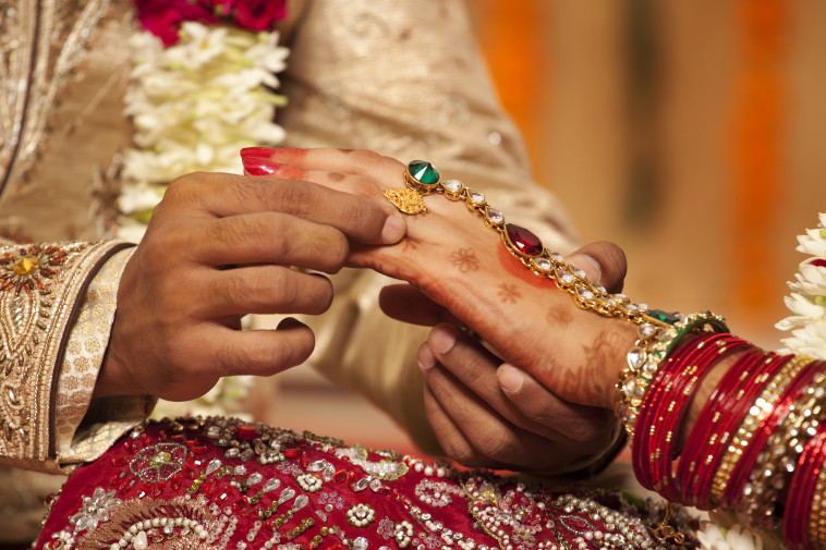 הילדה הועברה לבעלה במסגרת טקס החלפת כלות. אילוסטרציה: פיקסאביי