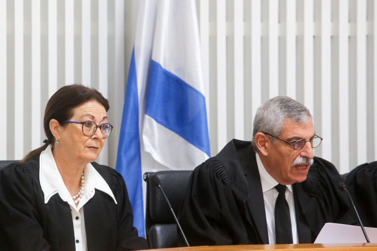 אורי שוהם, אסתר חיות