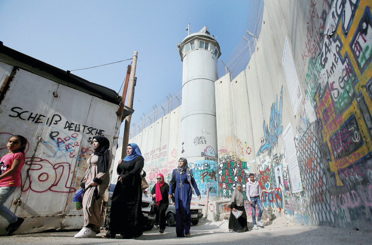 חומת ההפרדה בבית לחם. &quot;חומה זמנית עד שייפסק הטרור הערבי&quot;, צריך להיות כתוב בה. צילום: רויטרס