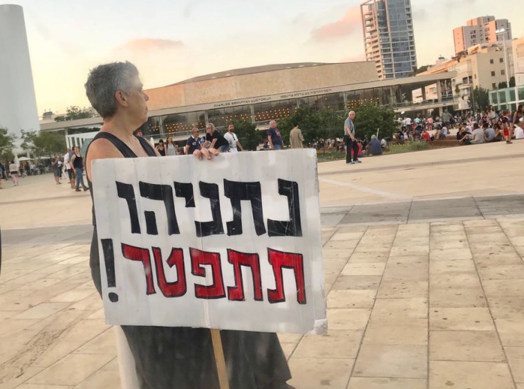 "נתניהו תתפטר". מפגינה נגד ראש הממשלה, צילום: אבשלום ששוני