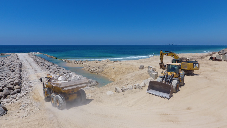 בניית המכשול הימי בחוף זיקים. צילום: אגף דוברות והסברה במשרד הביטחון