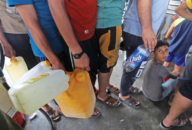 תור לחלוקת דלק בעזה. צילום: רויטרס