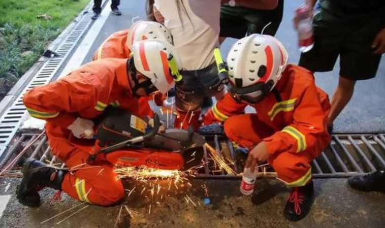 הכבאים הצליחו לחלץ את הנערה לאחר עשר דקות מייגעות. צילום מסך