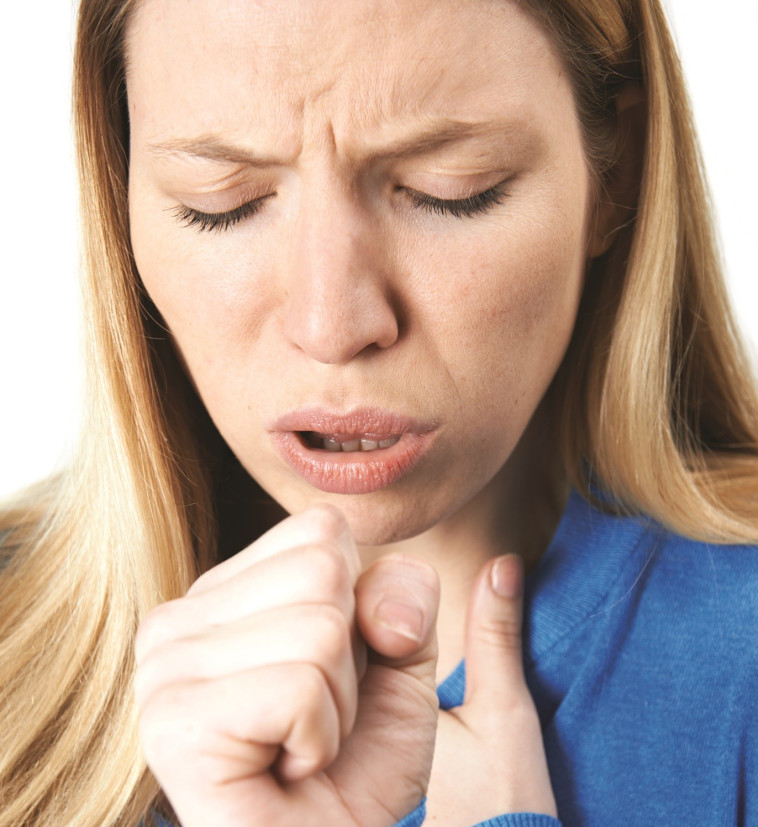 אישה משתעלת