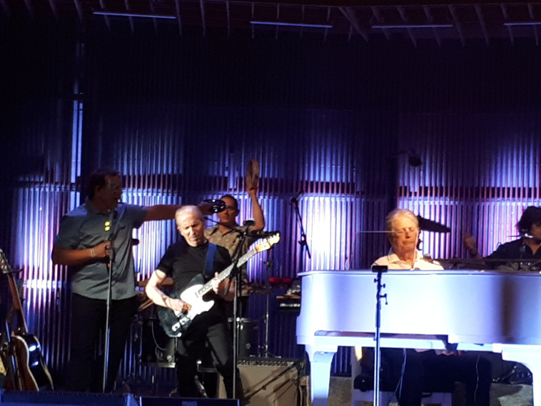 בריאו וילסון ודני סנדרסון בהיכל התרבות. צילום: דודי פטימר