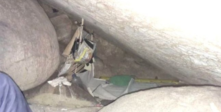 פחדה לברוח לאחר ששוכנע שיש בה שד. צילום המערה בה נכלאה האישה