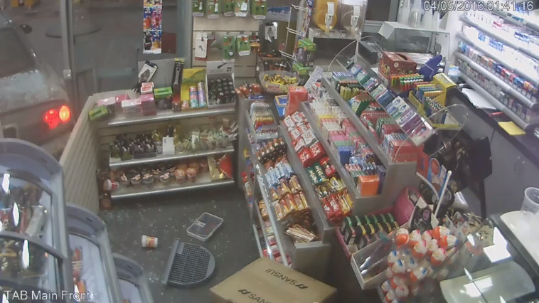 מקרה שוד בתחנת הדלק &quot;פז&quot; בבאר שבע בבעלותו של ליאור בר ב-2016. צילום: מצלמות האבטחה