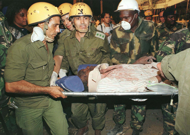 כוחות ישראליים מסייעים בפינוי פצועים בניירובי. צילום: רויטרס