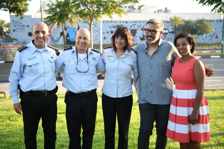 בזוקה ג'ו בטקס החגיגי. &quot;בחירת חומת בית המעצר מסמלת את חשיבות שימור הקשר עם הקהילה שמחוץ לחומות&quot;. צילום: לירן בן שושן