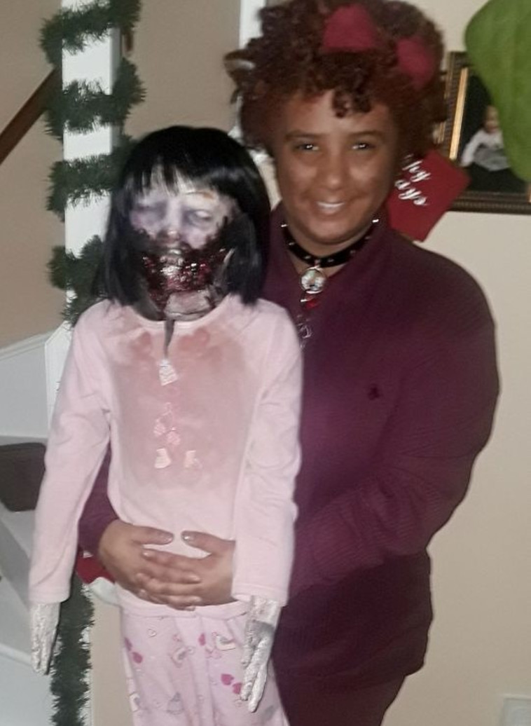 מאוהבת בבובה ומתכוונת להתחתן איתה. פליסיטי וקלי