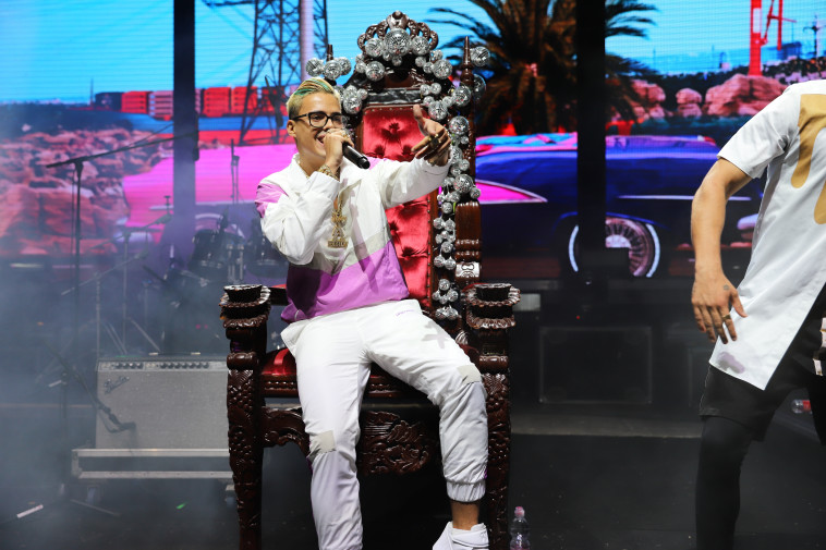 סטטיק מופיע על כיסא. צלם : עידן מדיה, יח&quot;צ 