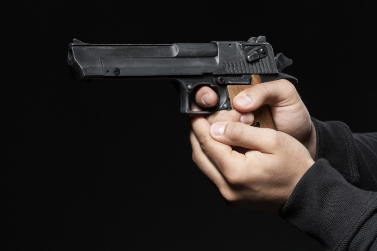 גבר עם אקדח