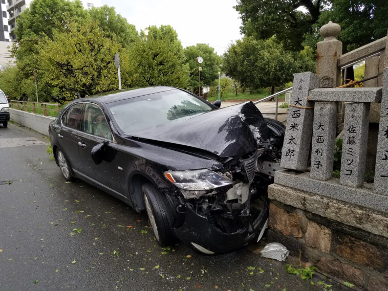 רכב שנפגע בטייפון ג'בי ביפן. צילום: לירן לוי