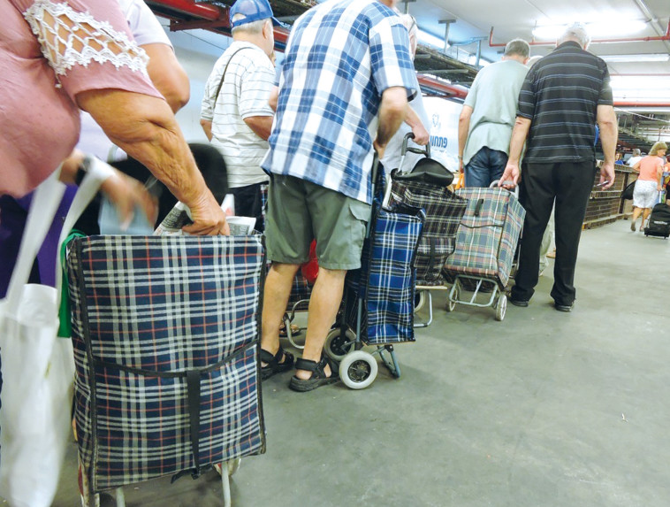 קשישים בתור לחלוקת מזון. לאדם דרוש ערך, בכל שלב בחייו. צילם: יקי צימרמן